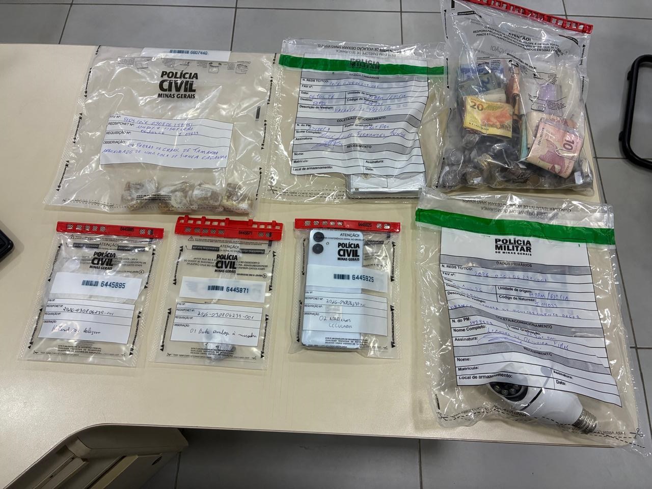 Ocorrência contra o tráfico de drogas: Polícia Militar cerca casa no Morro dos Coutinhos em Santos Dumont e 5 pessoas são presas